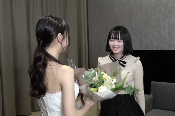 谢谢Erika酱Yunachan和Erikachan也参加了毕业婚礼在蓝天狂欢池中没有双口交的合作明星FC2PPV3237413[补录]